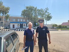 В Новых Бурасах полицейские проводят беседы с гражданами по профилактике мошенничества