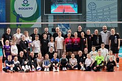 В рамках Всероссийской акции "Ёлка желаний"  состоялась встреча юного жителя Новобурасского района с волейбольной командой "Протон" и её тренером