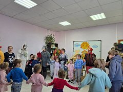 Волшебный теремок: "Серебряные" волонтёры подарили дошкольникам театральную сказку»