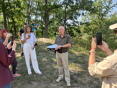 На экотропе в селе Лох установили мозаичную лавочку 