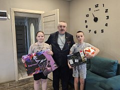 Председатель Общественного Совета Новобурасского района вручил детям подарки в рамках Всероссийской акции "Ёлка желаний"