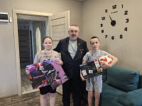 Председатель Общественного Совета Новобурасского района вручил детям подарки в рамках Всероссийской акции "Ёлка желаний"