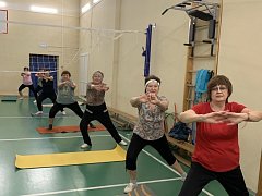 Сесть на шпагат в 60+? Для наших старших – проще простого