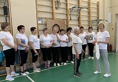 Участникам программы "Активное долголетие" Новобурасского центра социального обслуживания населения вручены значки Всероссийского физкультурно-спортивного комплекса "Готов к труду и обороне"